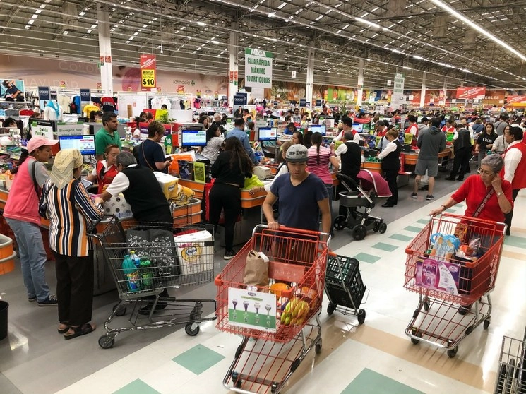 La ANAM hizo un exhorto a la población a tener calma y no hacer compras de pánico, pero también pidió a sus proveedores a seguir abasteciendo con normalidad. La imagen, ayer en un supermercado. Foto Pablo Ramos 