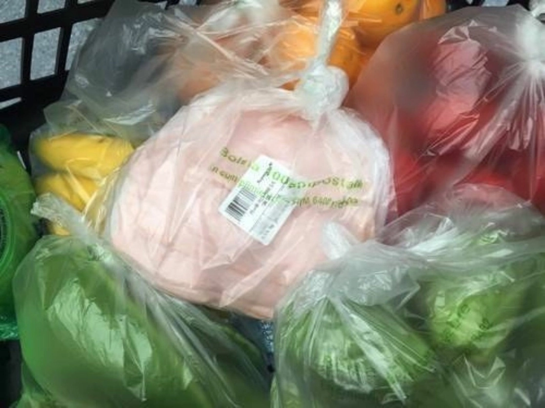 Debido a la pandemia del Covid-19, el consumo de plásticos en el país crecerá tres por ciento al cierre de este año respecto de la cantidad observada en 2019, de acuerdo con estimaciones de Ambiente Plástico. Foto Cristina Rodríguez / Archivo 