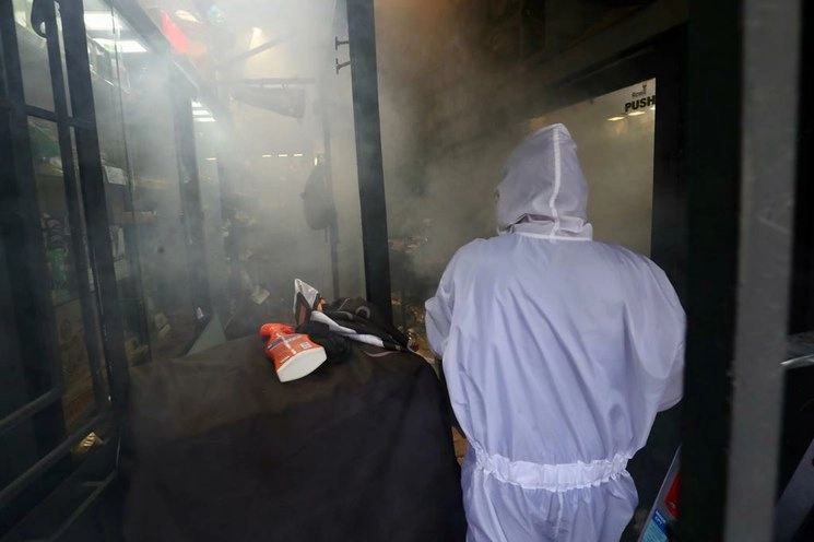 Desinfección en un restaurante del Centro Histórico. Foto Luis Castillo
