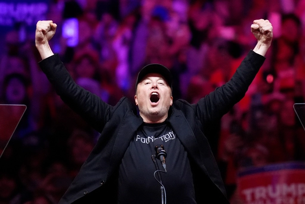 Elon Musk habla ante el expresidente Donald Trump, candidato presidencial republicano, en un mitin de campaña en el Madison Square Garden, en Nueva York, el domingo 27 de octubre de 2024. Foto Ap