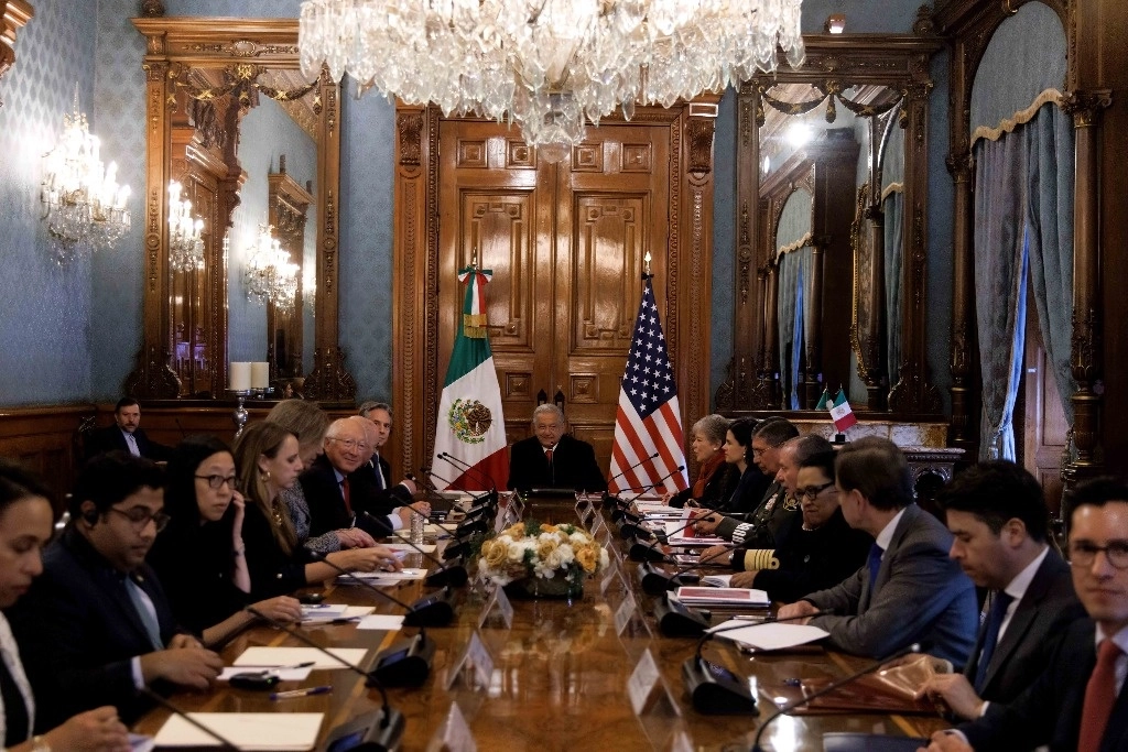 Reunión de una comitiva de alto nivel del gobierno de EU con el presidente López Obrador e integrantes de su gabinete, para abordar el tema de la migración, celebrada el 27 de diciembre pasado en Palacio Nacional. Foto cortesía Presidencia