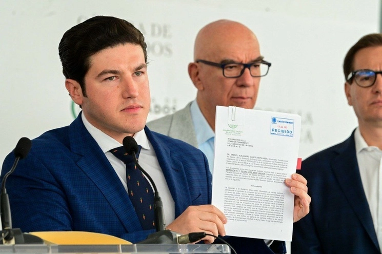 El gobernador de Nuevo León, Samuel García tras solicitar la remoción del funcionario. Foto tomada de la cuenta de Twitter @samuel_garcias