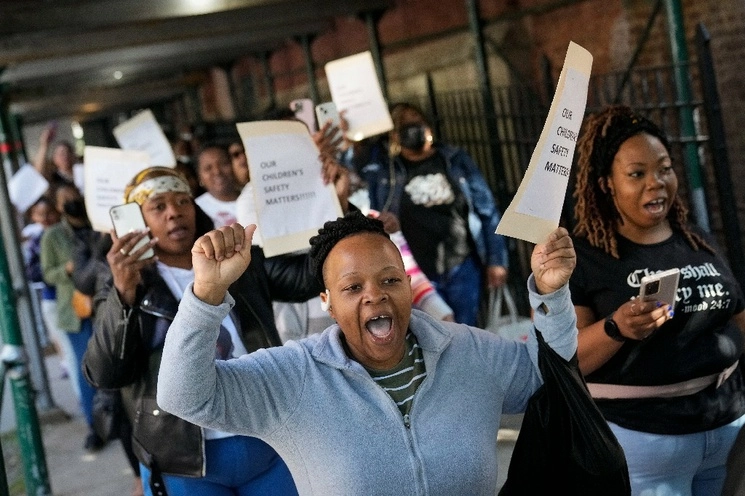 Afroamericanos protestan contra la propuesta del alcalde de albergar migrantes en el gimnasio de Nueva York. Foto Ap
