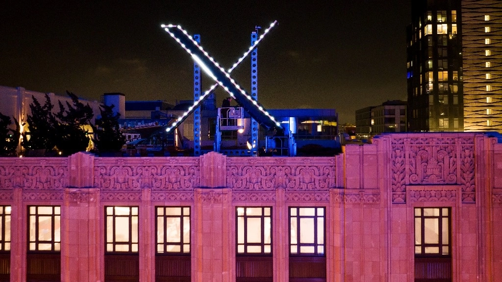 Trabajadores instalan iluminación en un letrero con una "X" encima de la sede de la empresa, anteriormente conocida como Twitter, en el centro de San Francisco. Foto Ap / Archivo