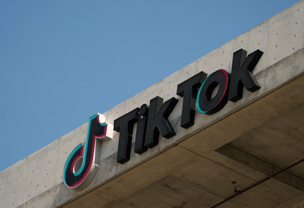 Trece estados de Estados Unidos y el Distrito de Columbia presentaron nuevas demandas contra la popular red social TikTok, a la que acusan de perjudicar y no proteger a los jóvenes. La imagen, en Culver City, California, el 11 de marzo de 2024. Foto Ap