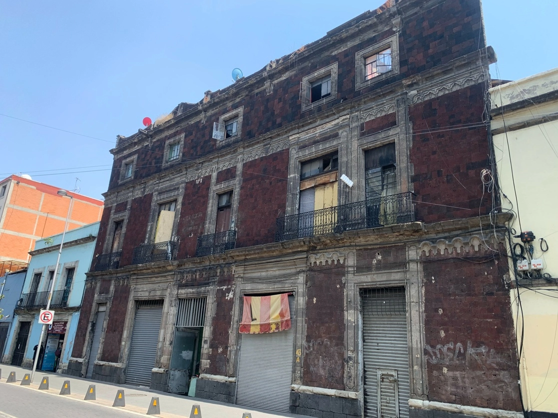 Fachada del edificio ubicado en la calle Belisario Domínguez 43, en el Centro Histórico, el cual fue invadido en 2016 por personas ajenas al inmueble. Foto José Antonio López