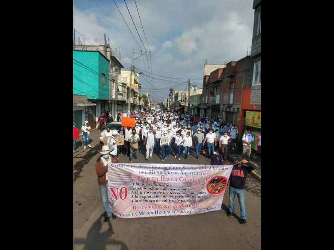 Mas de 5 mil habitantes de Xalatlaco, estado de México, marcharon ayer para exigir que el Ejército y la Guardia Nacional se sumen a la vigilancia para impedir la tala en los bosques de la región. La fotografía fue tomada de la cuenta de Facebook @ConcienciaXalatlaco