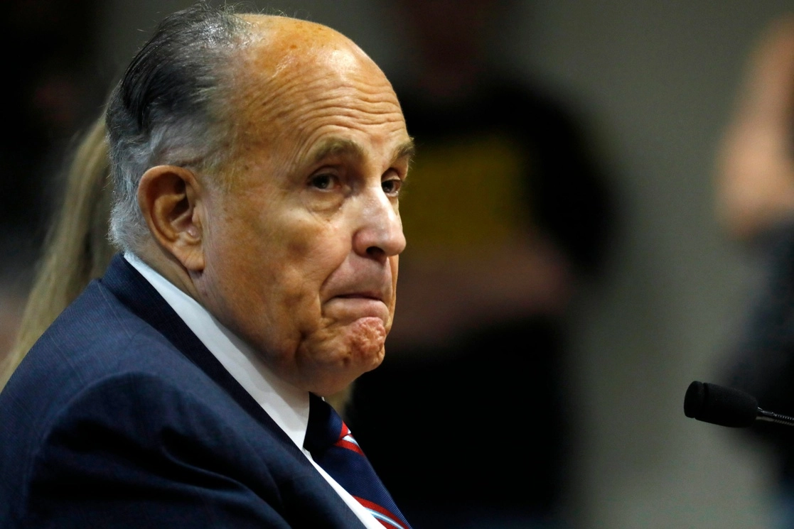 La empresa Dominion pide mil 300 mdd por daños y perjuicio a Rudy Giuliani, abogado de Donald Trump. Foto Afp