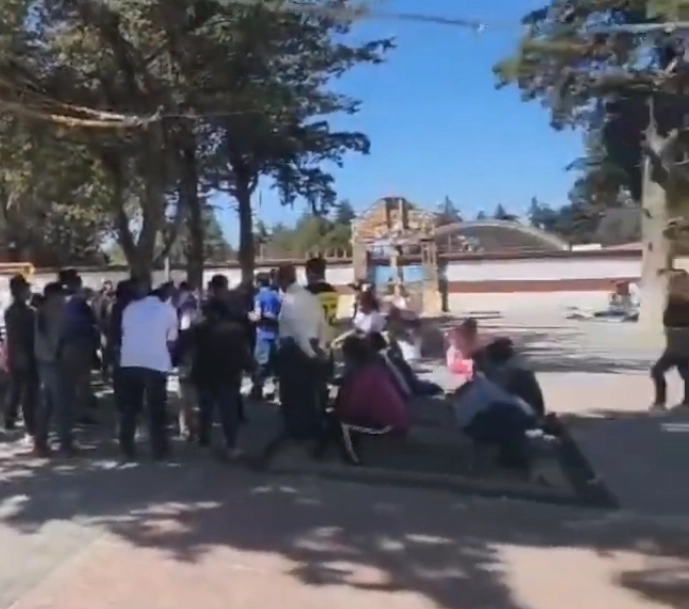 Migrantes a su paso por la comunidad de San Isidro Monterrosas. Imagen  tomada de video publicado en la cuenta de X @JornadaOriente
