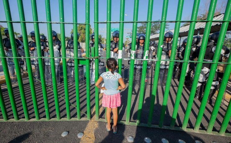 Menor migrante a su paso por el Río Suchiate el pasado 21 de enero de 2019. Foto Víctor Camacho