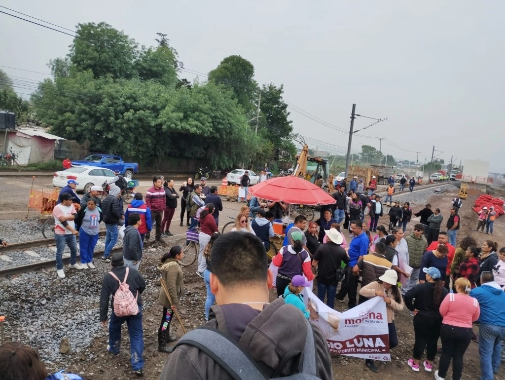 Este viernes reiteran sus demandas: apoyos económicos para comerciantes en quiebra, reparación de daños a casas cuarteadas por vibraciones derivadas de las excavaciones y peso de maquinaria; pavimentación en calles laterales al tren; destapar el embovedado de cien metros de un canal de aguas negras y pluviales; puentes peatonales y reintegrar la red de alumbrado público en un tramo de más de 2 kilómetros 600. Foto  'La Jornada'