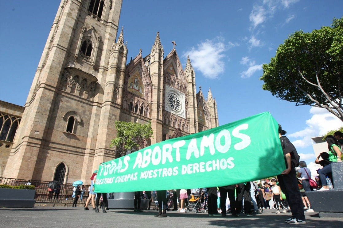 Integrantes de colectivos feministas protestaron ayer con motivo del Día de Acción Global por el Aborto Legal Seguro, frente al templo gótico El Expiatorio, ubicado en el centro de Guadalajara, Jalisco. Foto Arturo Campos Cedillo
