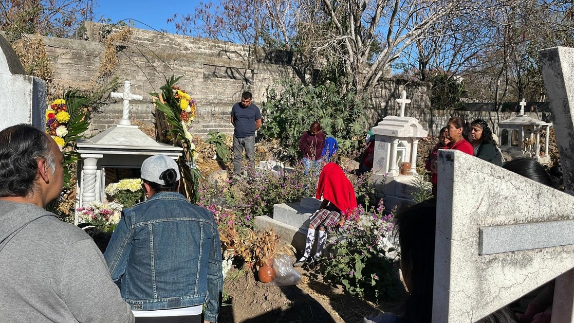 Al cumplirse cuatro años del asesinato del activista y comunicador, sus compañeros de lucha afirmaron que Uriel Carmona, titular de la FGE, ha "protegido" a los autores del crimen. Ayer se rindió homenaje al dirigente en su tumba, en Amilcingo. Foto Rubicela Morelos