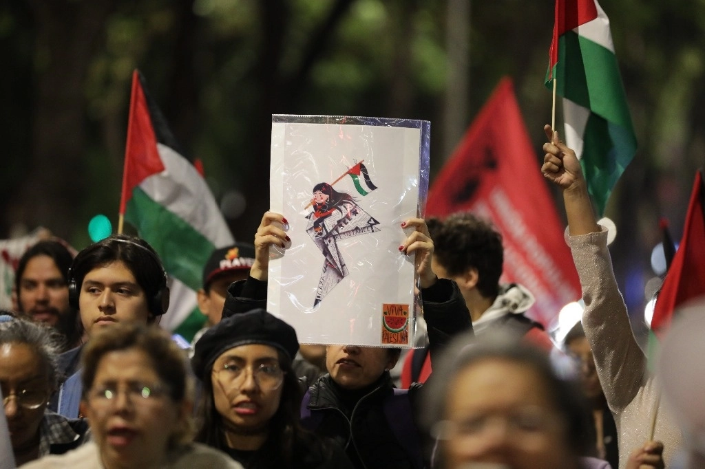 Integrantes de la plataforma común por Palestina en México durante una protesta. Foto Jair Cabrera