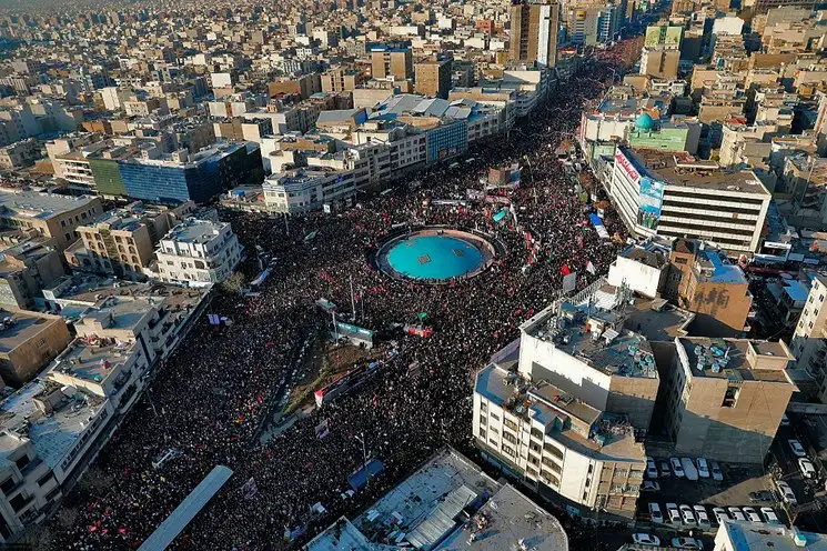 Cientos de miles de personas inundaron calles de Teherán, en el primero de los tres días de homenaje nacional al general Qasem Soleimani, asesinado por Estados Unidos en Irak. Foto Ap 