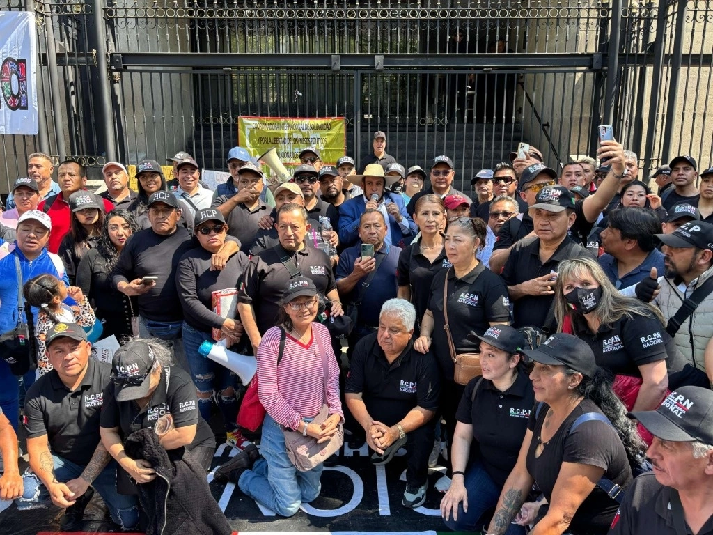 Integrantes de la agrupación Resistencia civil pacífica nacional, encabezados por el diputado federal del PT, Emilio Manzanilla durante la protesta. Foto Néstor Jiménez