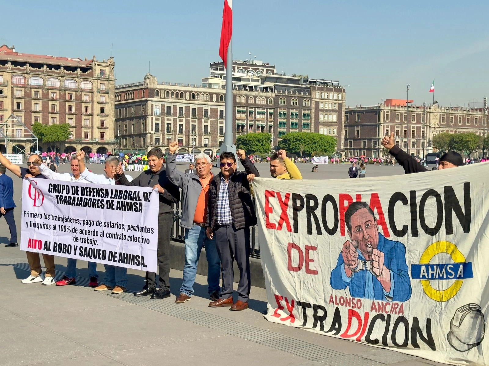 Trabajadores de AHMSA realizan un mitin en el Zócalo capitalino, para exigir frente a Palacio Nacional el pago de salarios adeudados y finiquitos tras la quiebra de la empresa ubicada en Coahuila, el 5 de marzo de 2025. 