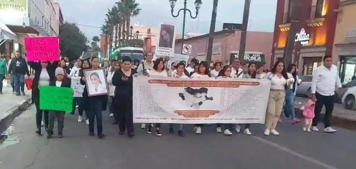 Familiares de víctimas de meningitis y sobrevivientes marcharon la tarde de ayer en la ciudad de Durango para conmemorar el primer aniversario del inicio de la emergencia sanitaria que dejó 41 decesos. Foto Saúl Maldonado 