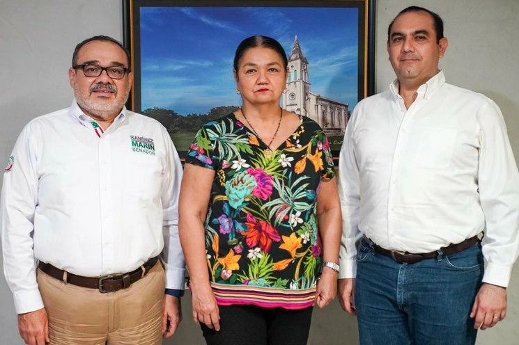 De derecha a izquierda, el senador Jorge Carlos Ramírez Marín; la diputada federal, Dulce María Sauri Riancho; y el legislador estatal, Felipe Cervera Hernández. Foto Luis Boffil