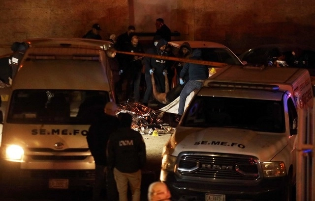 Personal del Semefo de Ciudad Juárez durante el levantamiento de cadáveres tras el siniestro. Foto Afp