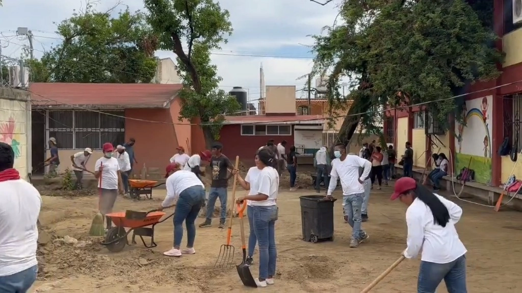 Jóvenes beneficiarios del programa apoyando en una escuela de Acapulco. Foto La Jornada
