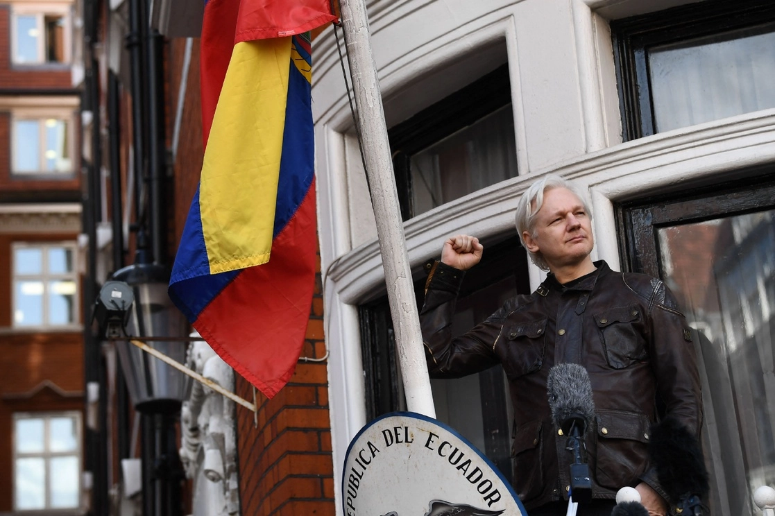 El fundador de 'Wikileaks', Julian Assange, en la embajada ecuatoriana en Londres, el 19 de mayo de 2017. Foto Afp
