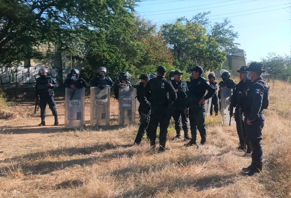 Por otra parte, los elementos explicaron que pese a la protesta e inconformidad no se descuidó de ninguna manera la seguridad de la capital. Foto @Policia_GobOax 