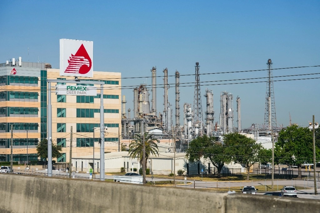 El logotipo de Pemex en la refinería de Deer Park, ubicada en  Texas, donde se registró la fuga de sulfuro de hidrógeno el 11 de octubre de 2024. Foto Houston Chronicle vía Ap