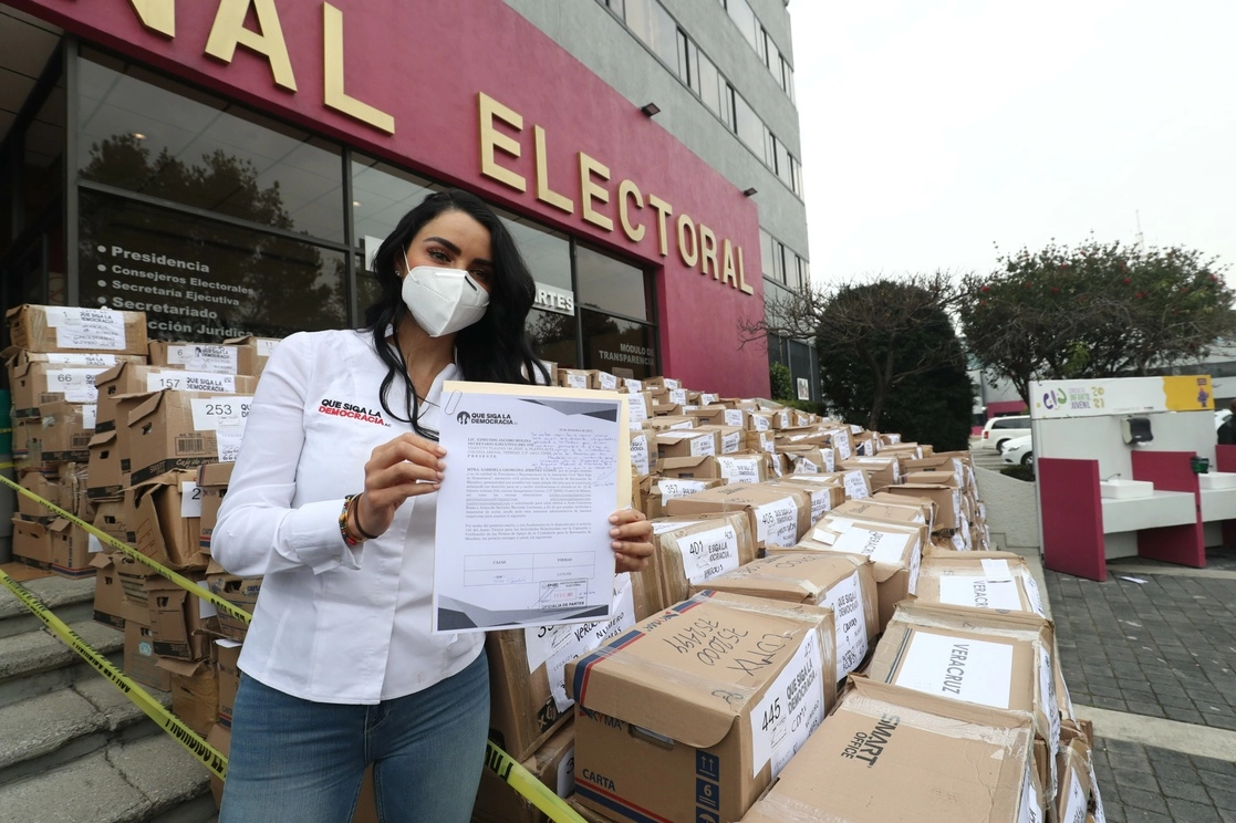 Mientras tanto, siguen llegando firmas para que se realice la Consulta por la revocación del mandato presidencial. Foto Luis Castillo