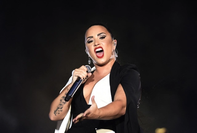 Me enorgullece hacerles saber que me identifico como no binaria y que oficialmente cambiaré mis pronombres a ellos/ellas en el futuro", dijo Lovato.