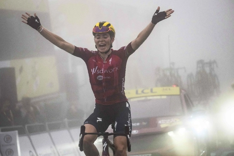 La holandesa, Demi Vollering, es la nueva líder del Tour de Francia femenil. Foto Afp
 
