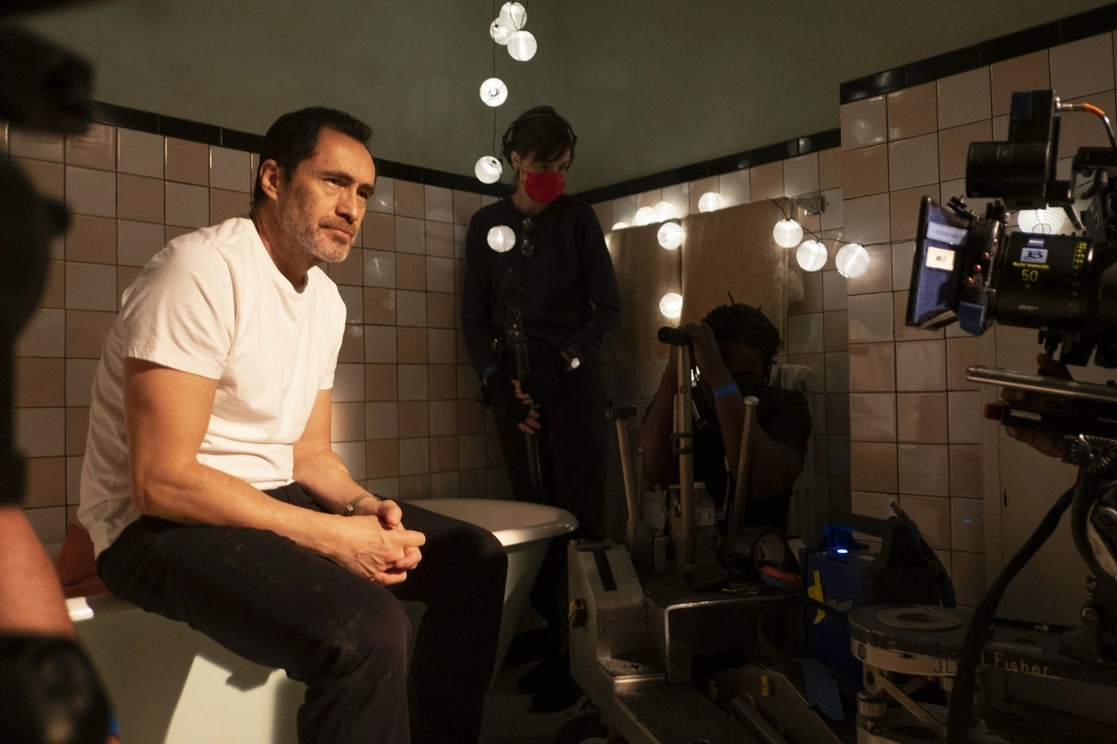 El actor mexicano Demián Bichir durante la grabación de la serie, de 10 episodios. Foto cortesía Paramount Pictures 

