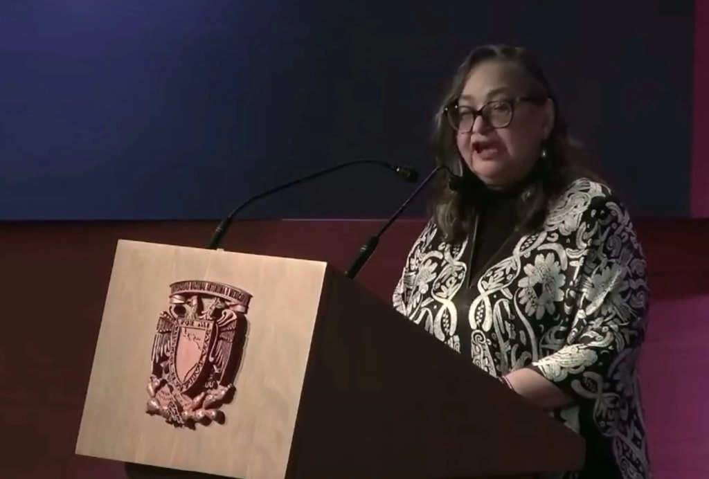 Durante la ceremonia para inaugurar la edición 16 del Congreso Iberoamericano de Derecho Constitucional, la ministra Piña advirtió que los derechos humanos están en riesgo cuando el poder, de cualquier tipo, “no puede ser contenido, frenado y controlado”. Foto @SocCivilMx 