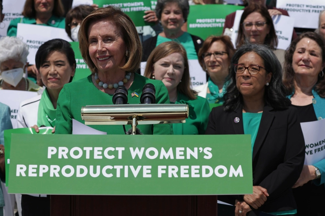 Nancy Pelosi, presidenta de la Cámara de Representantes considera “indignante" que 50 años después la población femenina de EU deba luchar de nuevo por sus derechos más básicos. Foto Afp
