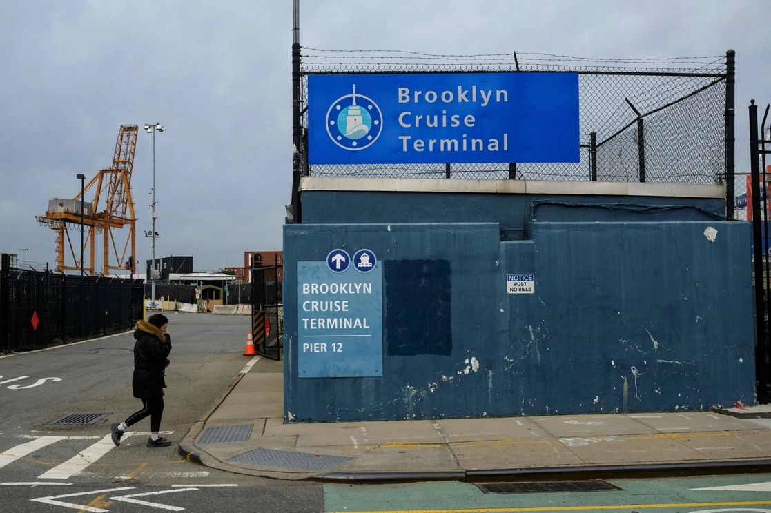 El alcalde de Nueva York, Eric Adams anunció que convertirá la Terminal de cruceros de Brooklyn en un albergue de emergencia y recibirá mil solicitantes de asilo masculinos solteros hasta que comience la temporada de cruceros esta primavera. Foto Afp