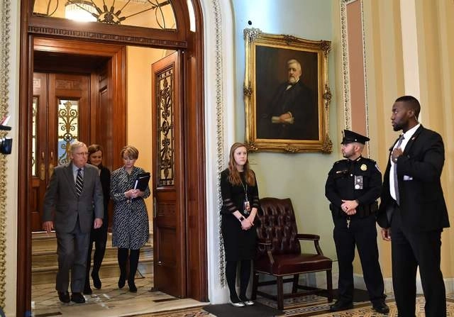 El líder de la mayoría del Senado, el republicano Mitch McConnell, a su salida del alegato final del juicio político contra Donald Trump. Foto Afp 