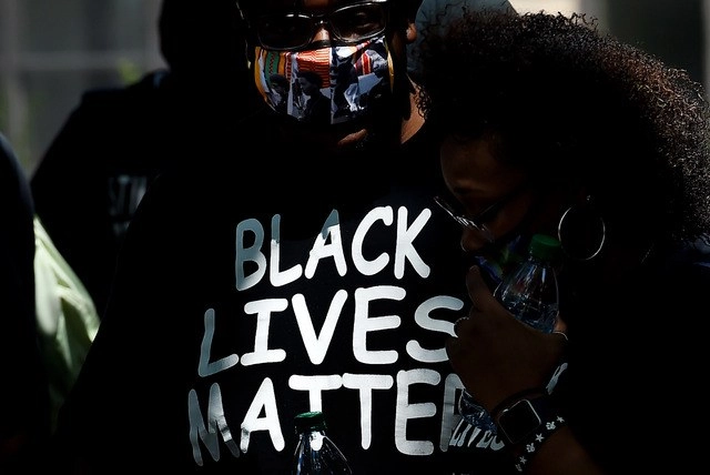 Manifestante protesta contra la brutalidad policial y el racismo en Washington, Estados Unidos. Foto Afp
