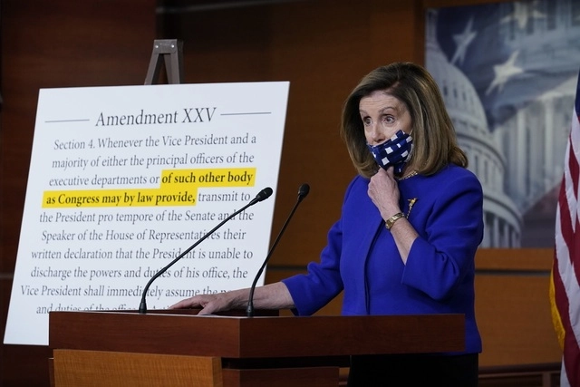 La demócrata Nancy Pelosi propone un comité bipartidista integrado por expertos médicos y ex funcionarios para evaluar la salud de los mandatarios. Foto Ap