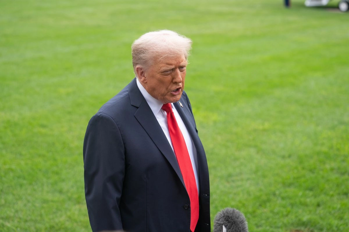 Imagen del 7 de septiembre de 2025 del presidente estadunidense, Donald Trump, respondiendo preguntas de reporteros, en la Casa Blanca, en Washington, D.C., Estados Unidos. Foto