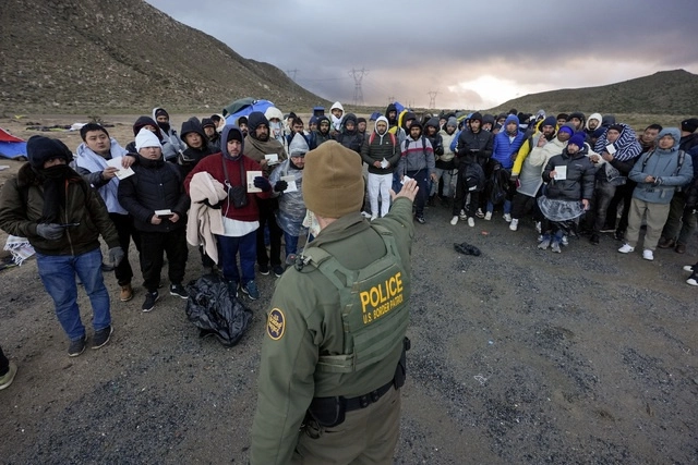 Repúblicanos y demócratas del Congreso de representantes de Estados Unidos acordaron el cierre de la frontera con México cuando el cruce de migrantes se exceda. Foto Ap