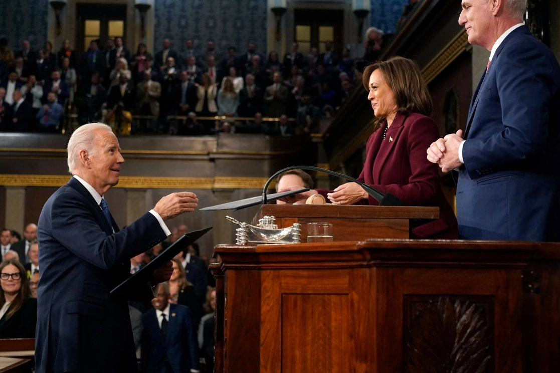 Joe Biden (izq.), presidente de Estados Unidos, entrega copias de su discurso sobre el estado de la Unión a la vicepresidenta Kamala Harris y a Kevin Mc Carthy, presidente de la Cámara de Representantes. Foto Afp.
