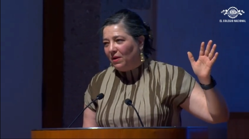 Silvia Guiorguli Saucedo durante la lección inaugural. Fotograma tomado de la transmisión en vivo