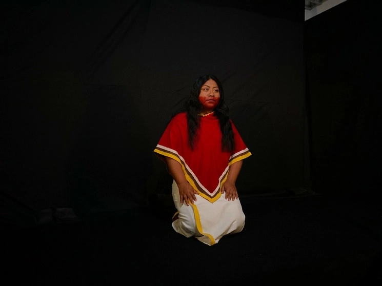 Reconstrucción del traje de Seis Mono, ‘Quechquemitl’ de Guerra;  la indumentaria es portada por la cantante tlaxiaquense Edith Aparicio Martínez. Foto Melitón Tapia / INAH 
