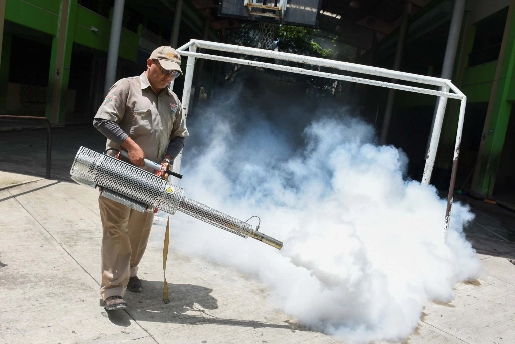 Trabajos de termonebulización en una escuela de Campeche, Campeche, contra el mosquito del dengue, el 13 de septiembre de 2023. Foto Cuartoscuro