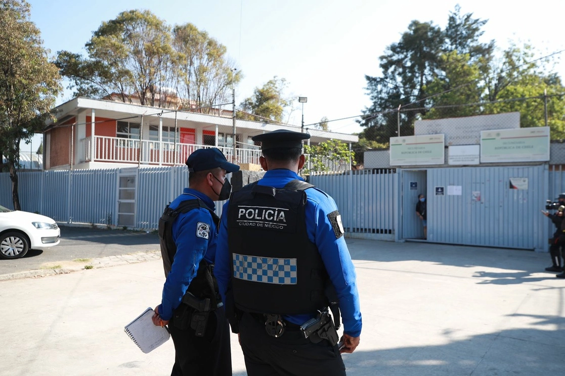 Policías capitalinos vigilan la secundaria "República de Chile", después de que un alumno se hirió en la mano con una pistola, el 21 de febrero de 2022. Foto Alfredo Domínguez