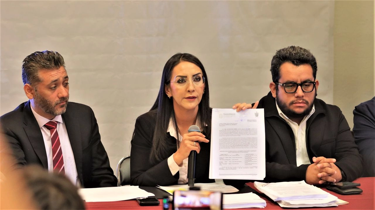 Laura Imelda Pérez Segura, rodeada de funcionarios municipales, muestra una de las seis denuncias presentadas contra la pasada administración de Tlaquepaque presidida por la emecista Citlalli Amaya. Existen además denuncias desde hace años contra la antecesora de Amaya y actual titular del comité municipal de MC en ese municipio, María Elena Limón.