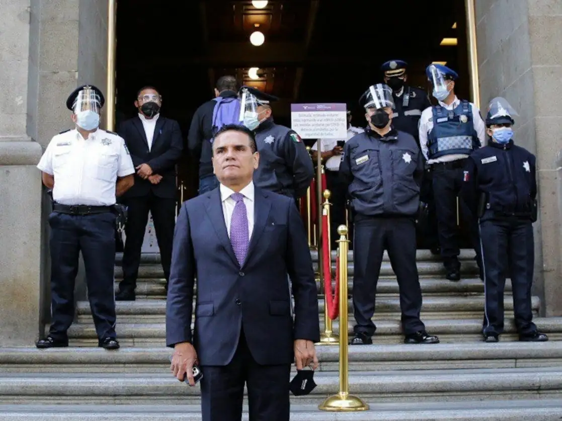 Antes de acudir a las instalaciones de la Fiscalía General de la República, el gobernador de Michoacán, Silvano Aureoles, entregó pruebas de presunta intervención criminal en los pasados comicios en la Suprema Corte de Justicia de la Nación, el 5 de julio de 2021. Foto tomada del Twitter de @Silvano_A
