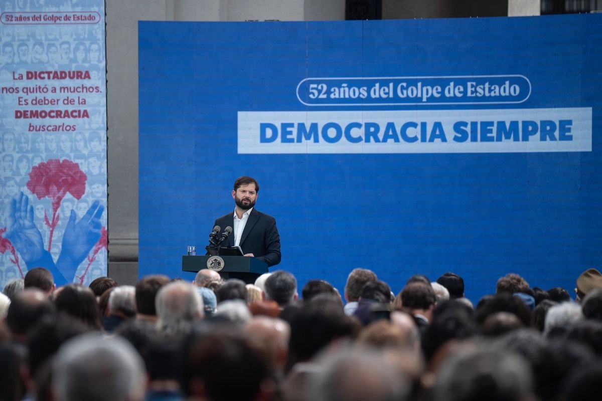 El gobernante dijo que para “sostener la promesa del nunca más”, se requiere “estar alertas y activarnos frente a los discursos que relativizan la conveniencia y el valor absoluto e incondicional de la dignidad humana”, porque “muchas veces la antesala de estas tragedias son la erosión y el debilitamiento paulatino de la democracia”. Foto