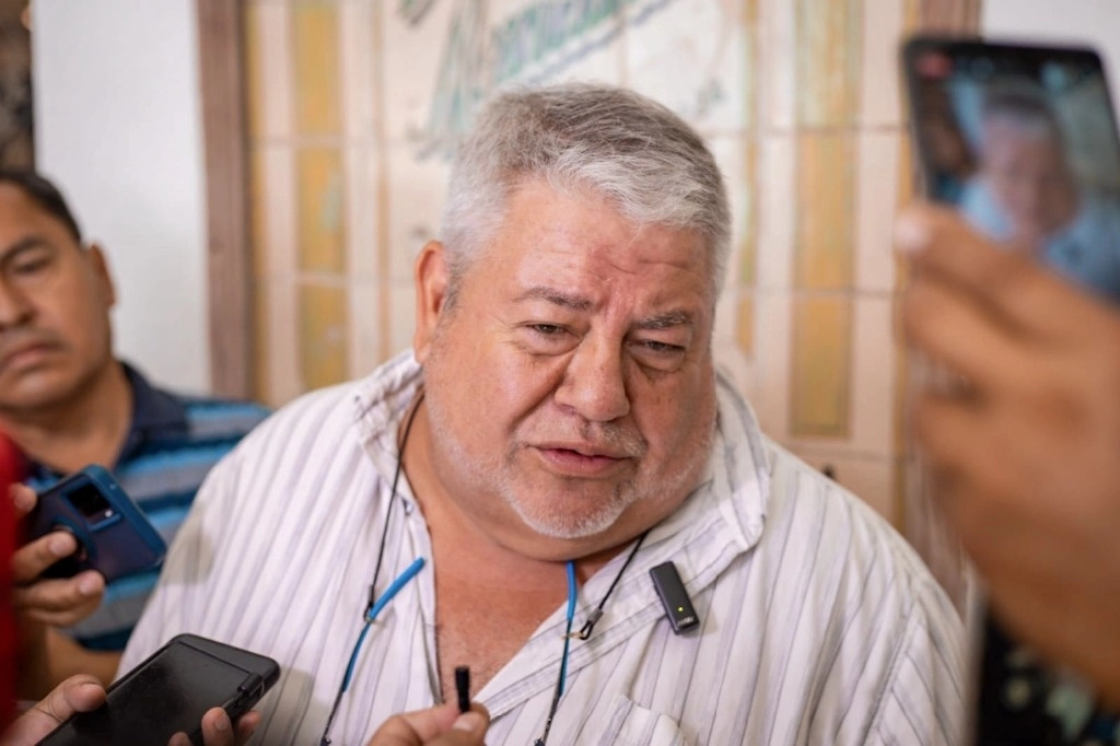 Manuel Huerta, candidato de Morena al Senado de la República, denunció el robo de materiales de propaganda colocados en diferentes puntos de la ciudad y puerto de Veracruz. Foto 'La Jornada'