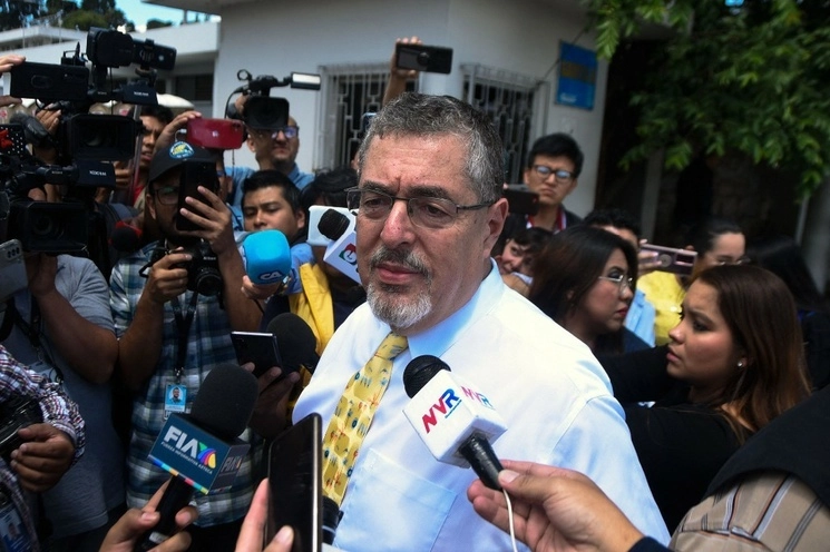 Bernardo Arévalo, afuera del Centro de Operaciones del Proceso Electoral en la Ciudad de Guatemala. Foto Afp / Archivo